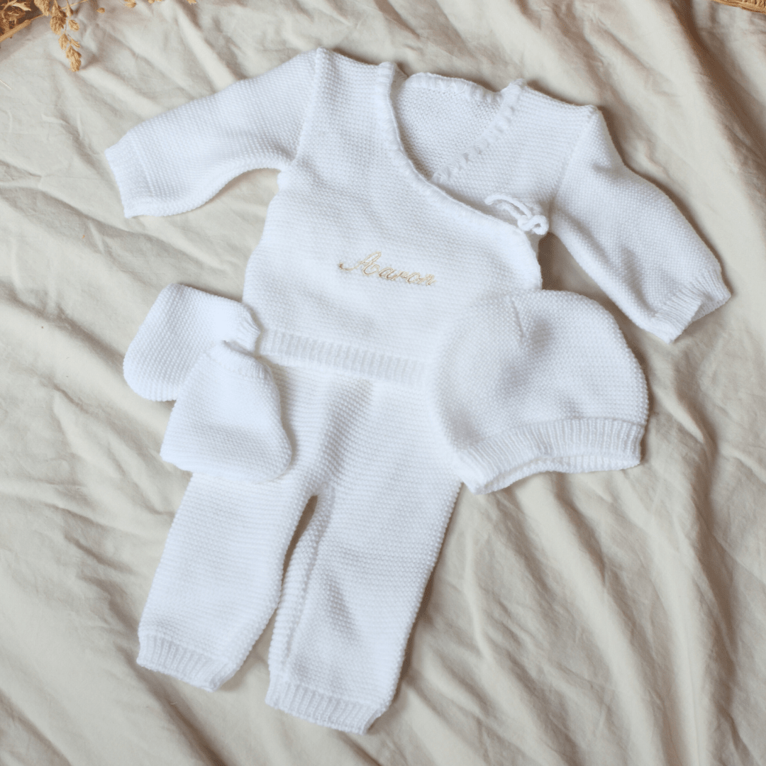Tenue de naissance blanche brodée au prénom, prête pour la valise de maternité