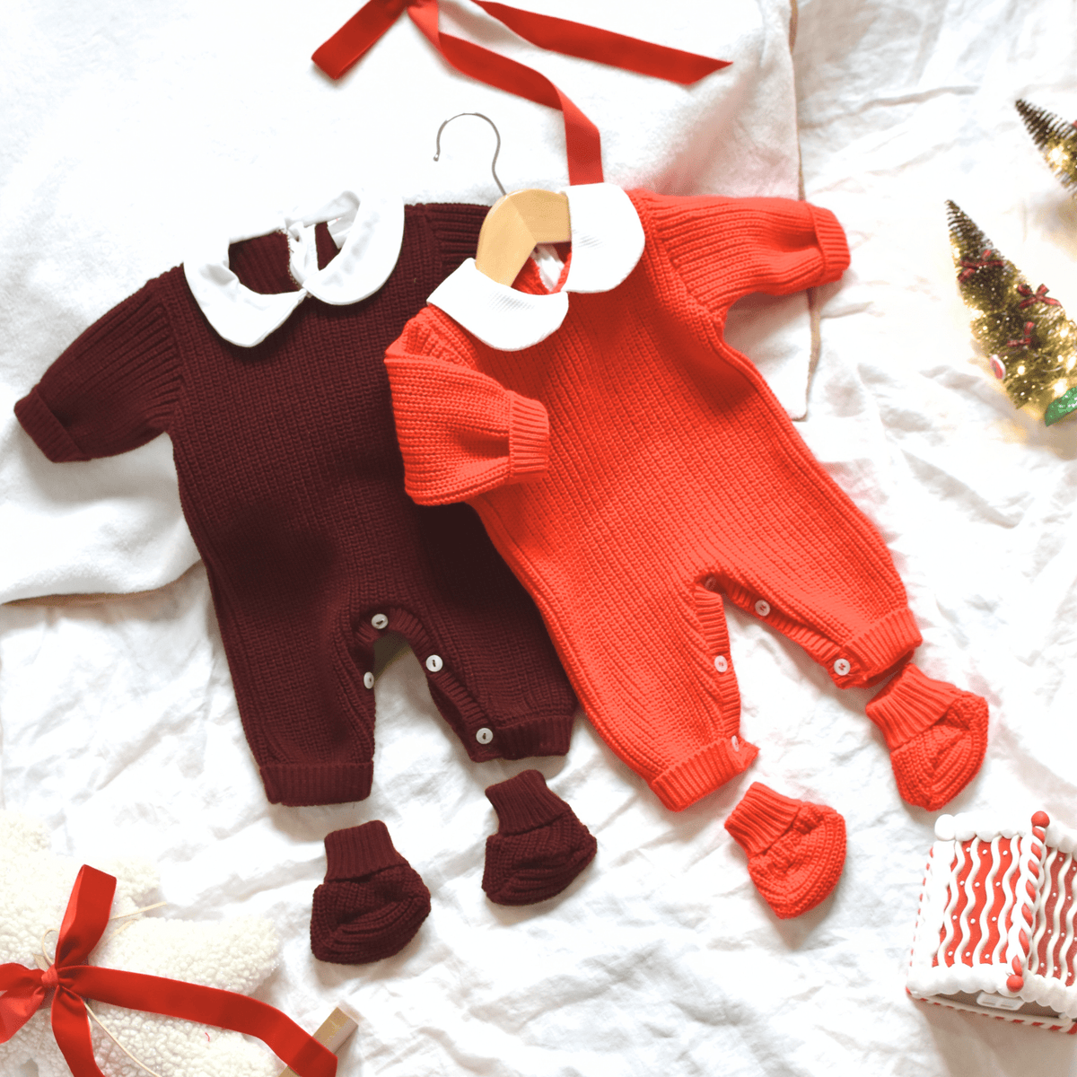Combinaison et bonnet assortis pour le premier Noël de bébé