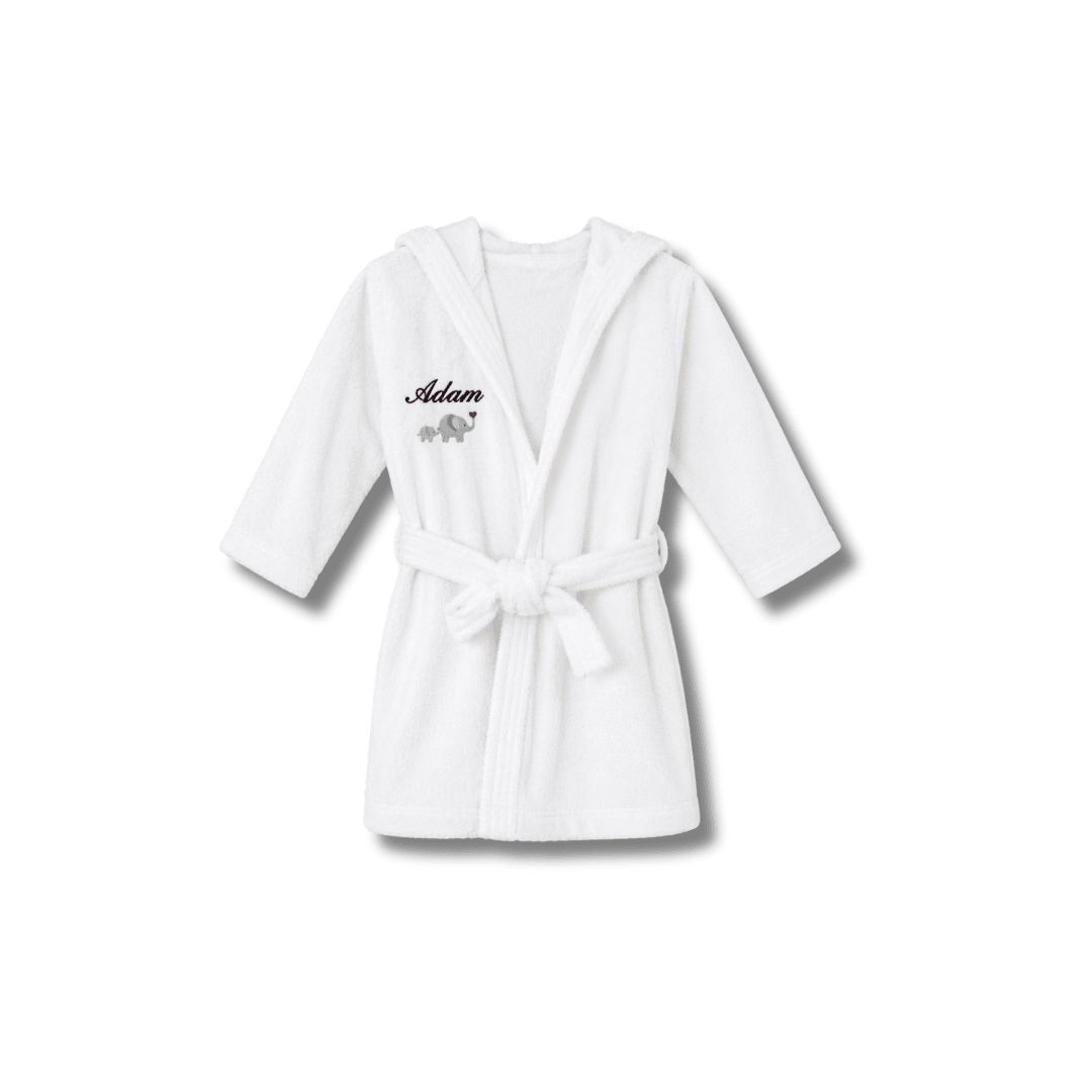 Détail de la broderie du prénom sur le peignoir bébé