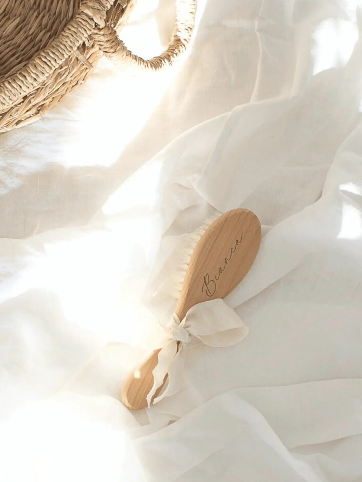 Détail des poils de chèvre naturels de la brosse bébé