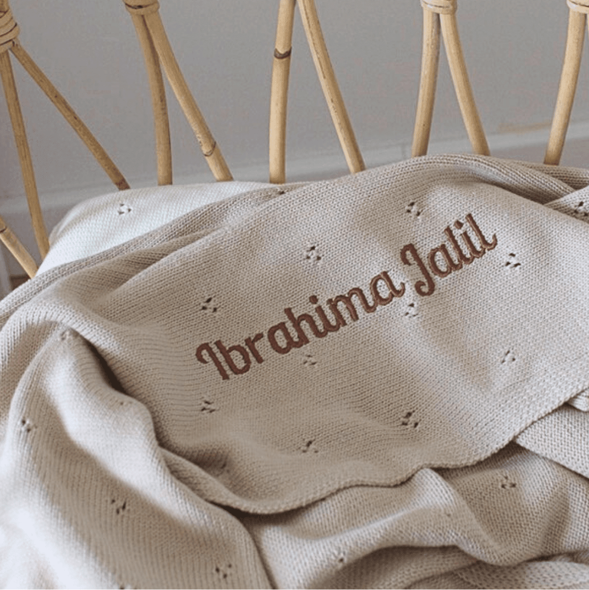 Couverture tricotin beige brodée au prénom