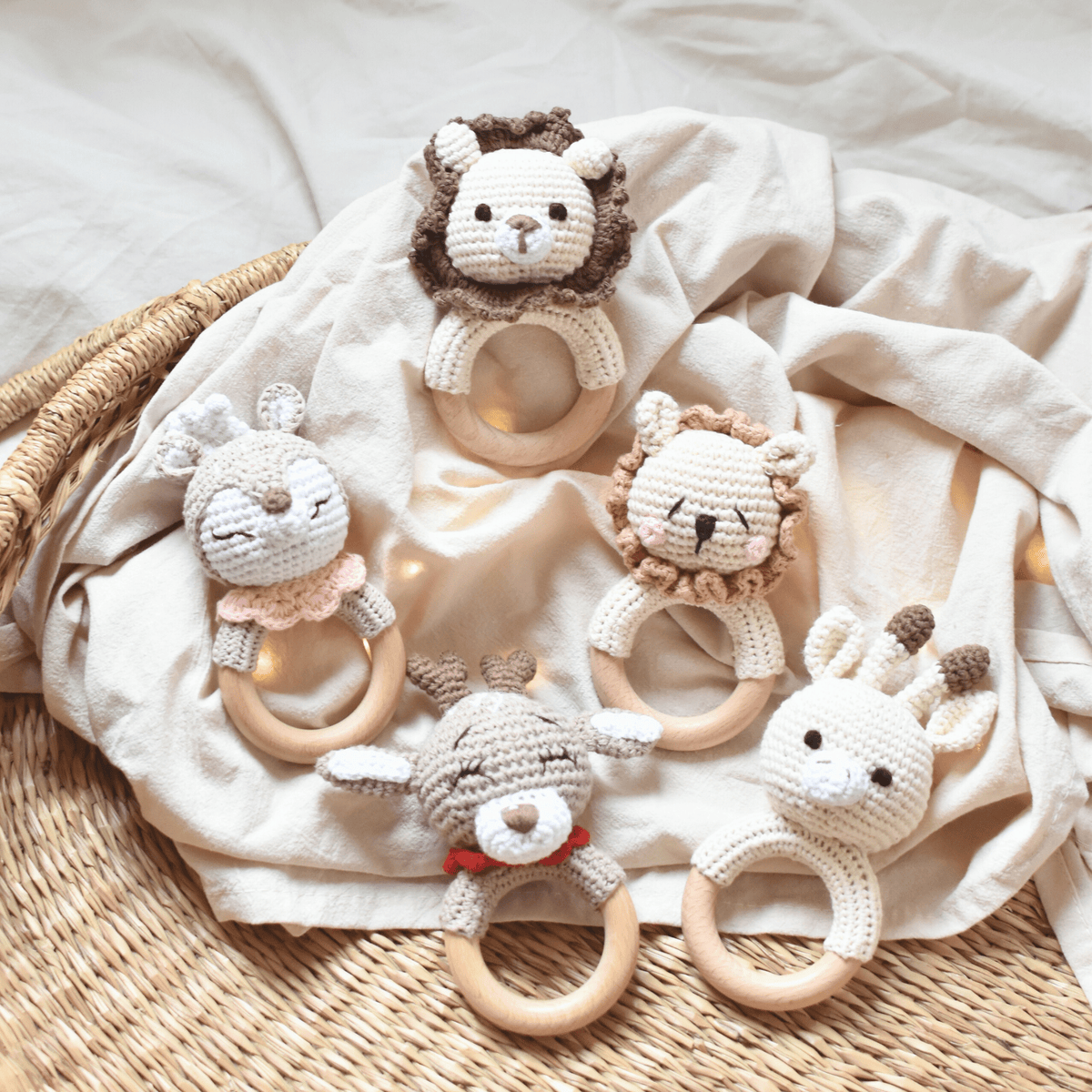 Hochet en crochet personnalisé avec anneau en bois gravé