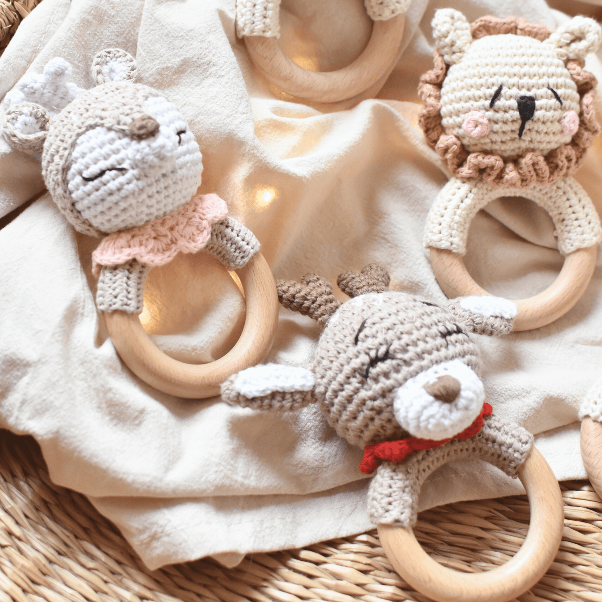 Hochets en crochet girafe et lion avec anneau en bois gravé au prénom