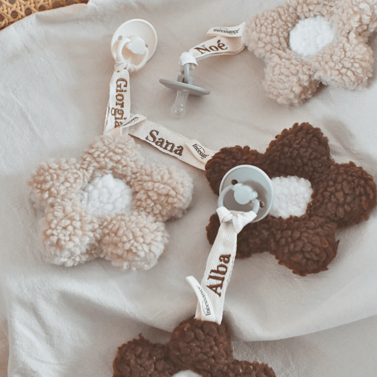 Attache-tétine Fleur ou Lune en tissu sherpa personnalisable