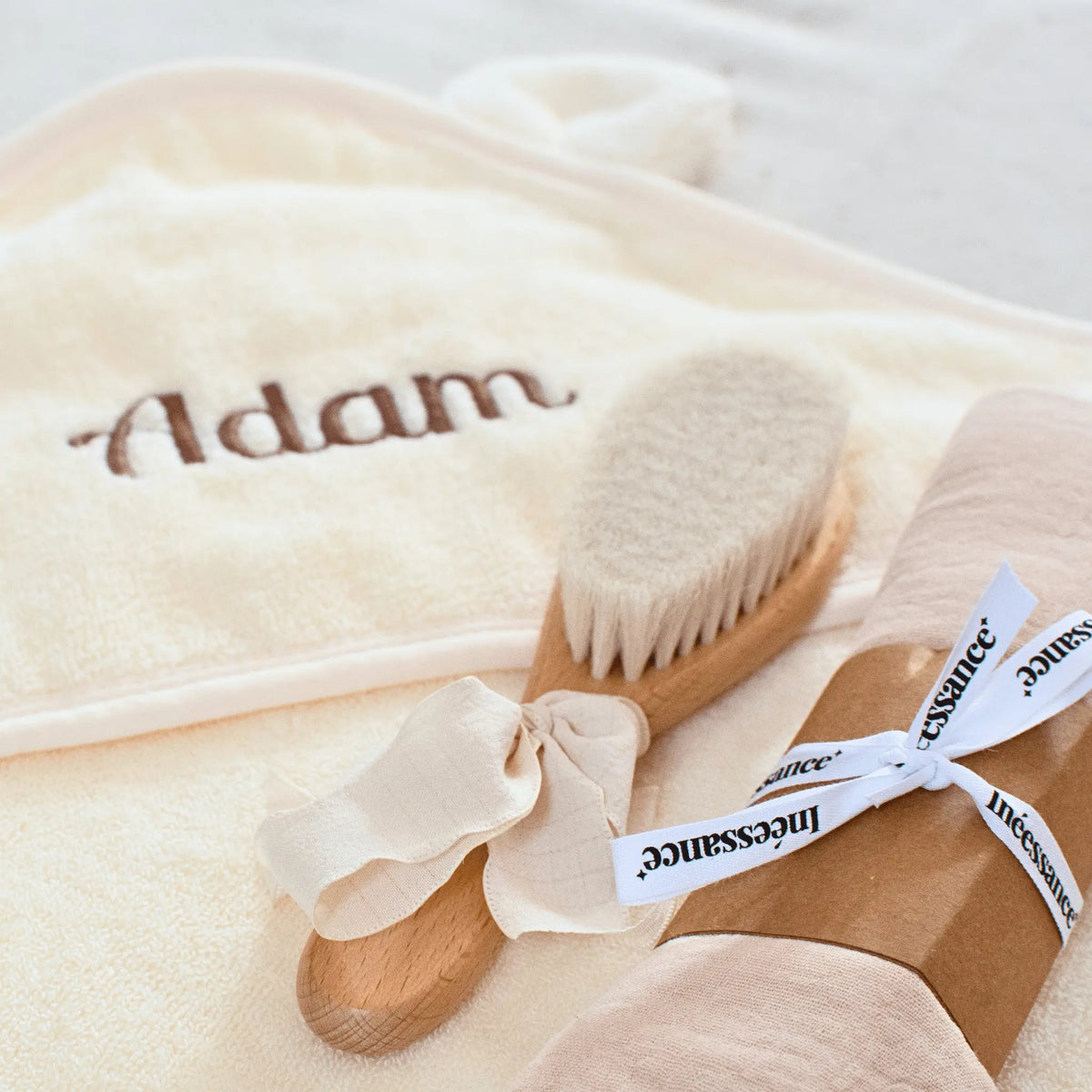 Brosse à cheveux bébé gravée au prénom sur le manche