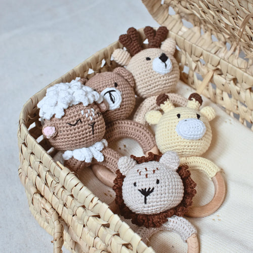 Hochets en crochet avec anneau en bois