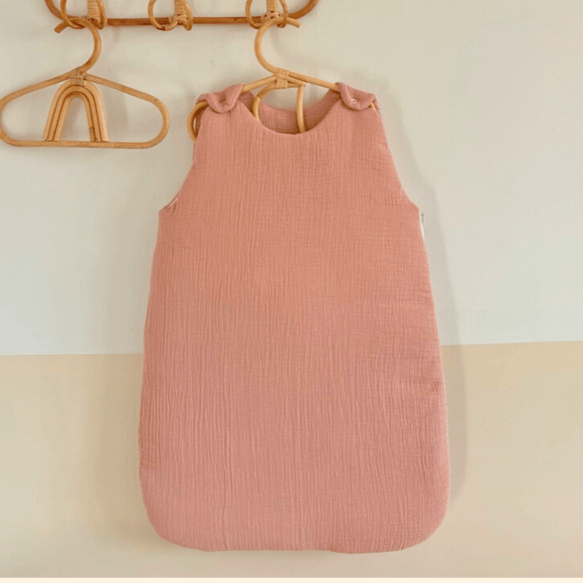 Gigoteuse TOG 2 en gaze de coton brodée en atelier