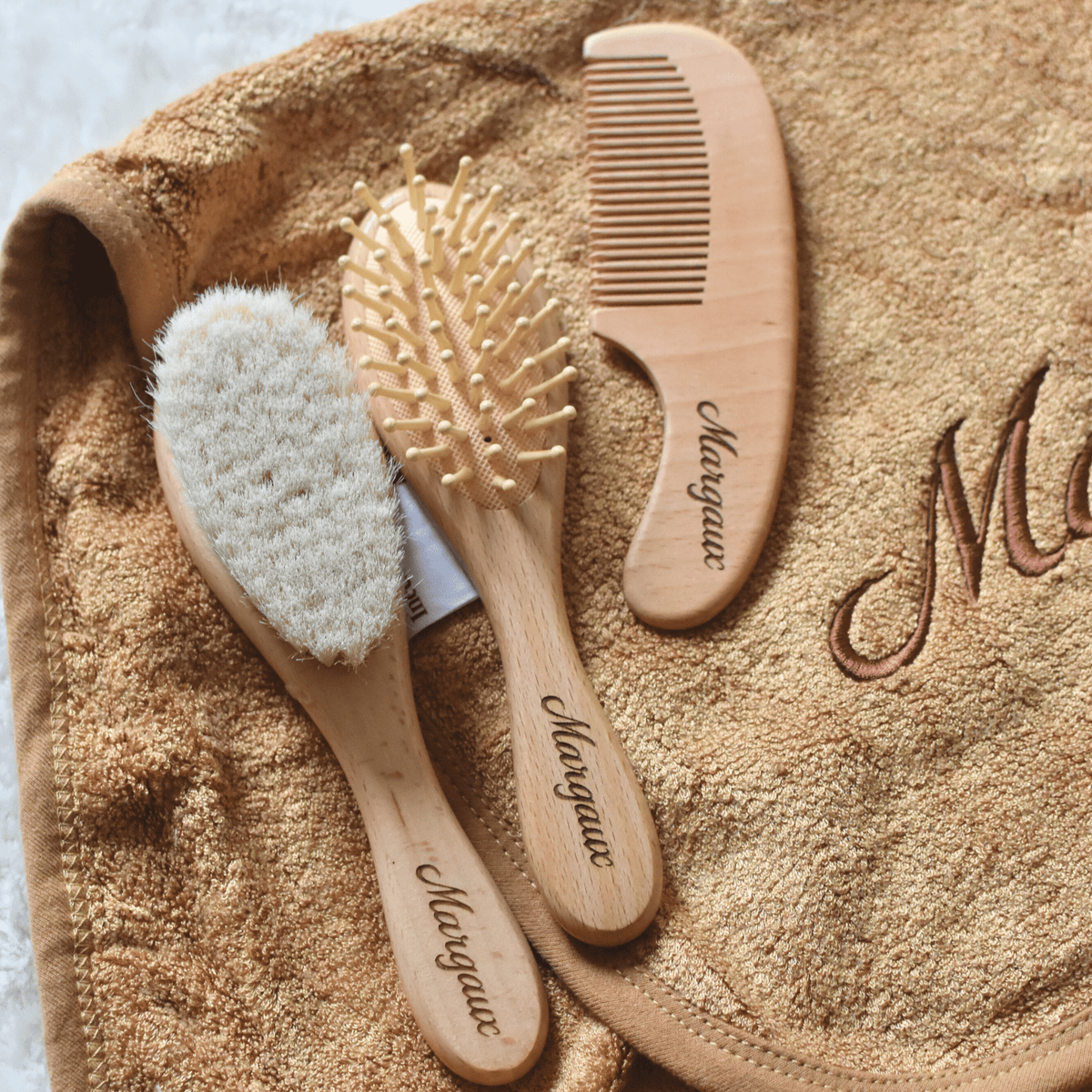 Set de brosses bébé en bois naturel avec gravure du prénom