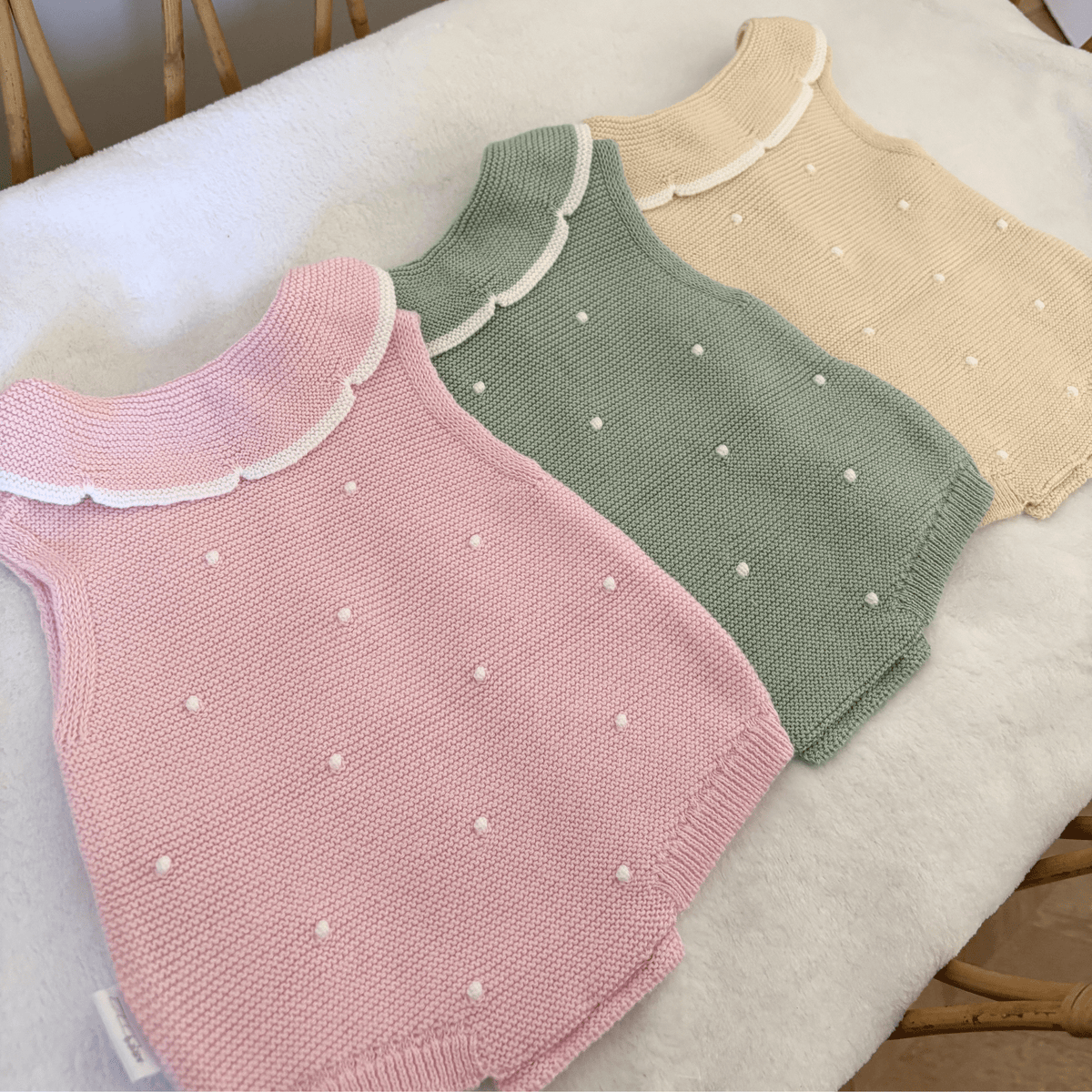 Barboteuse à pois brodée au prénom de bébé