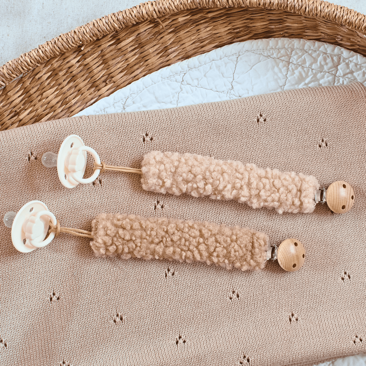 Attache sucette Teddy peluche douce avec clip en bois