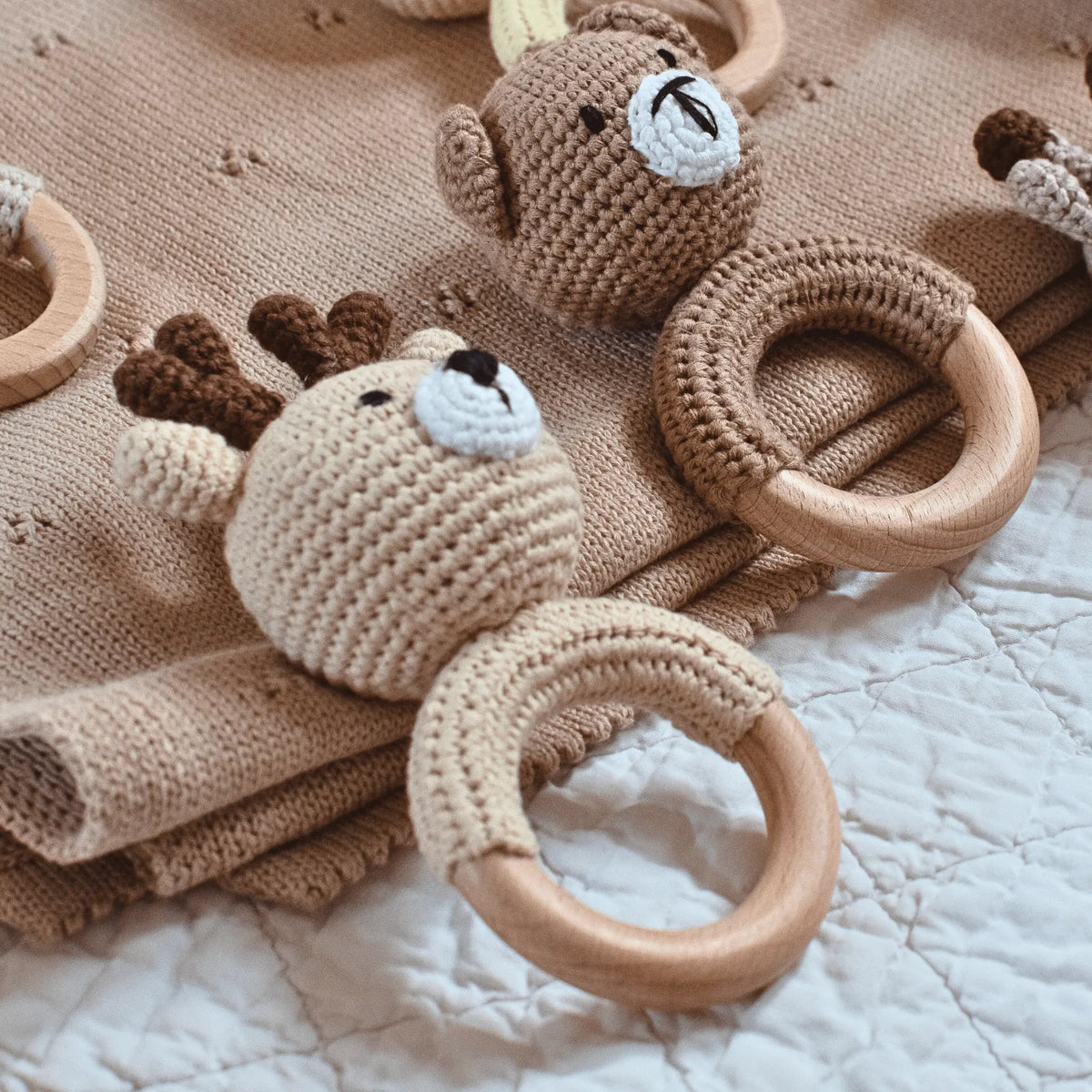 Deux hochets en crochet personnalisés, cerf et ourson