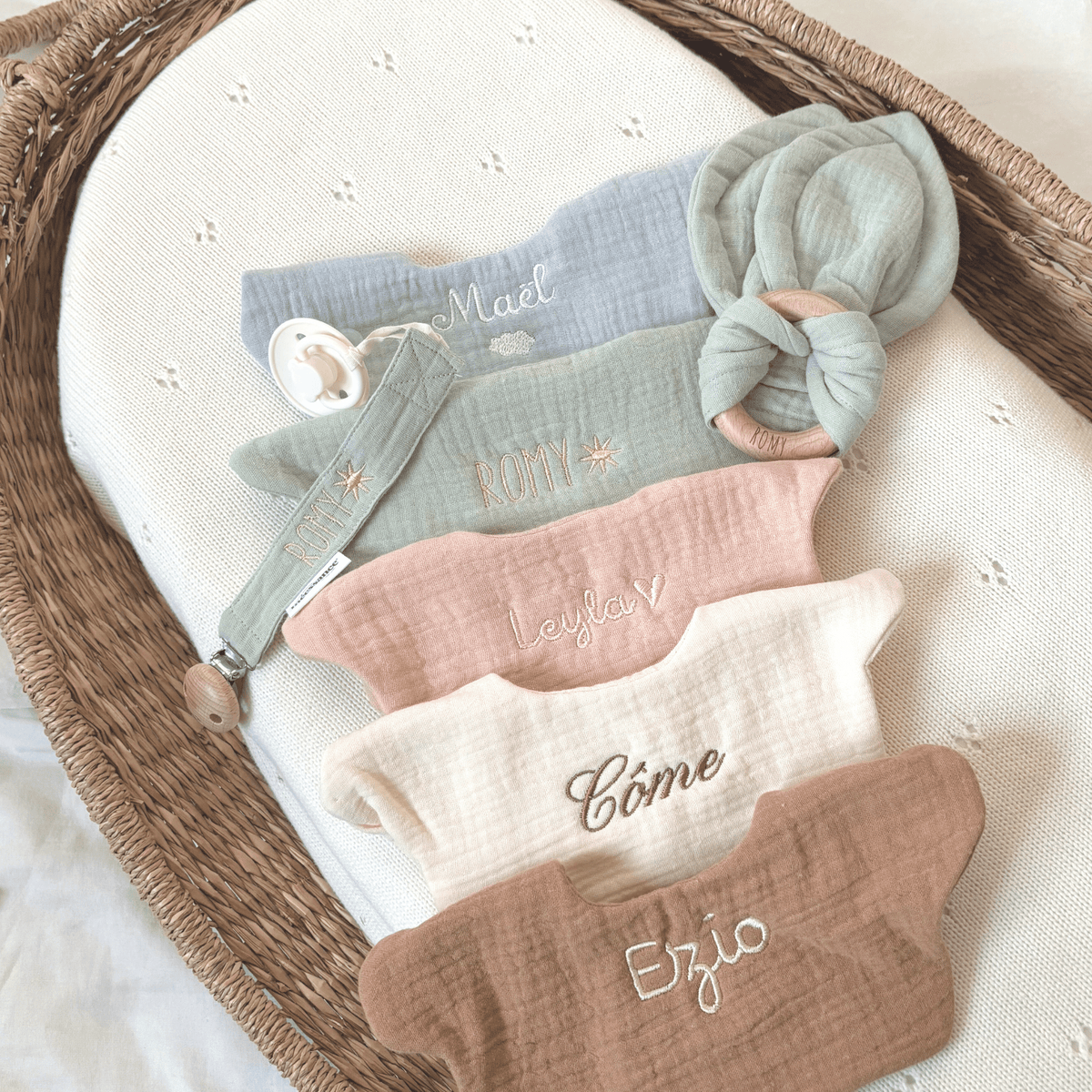 Bavoir personnalisé du coffret Mini Essentiel, broderie du prénom de bébé