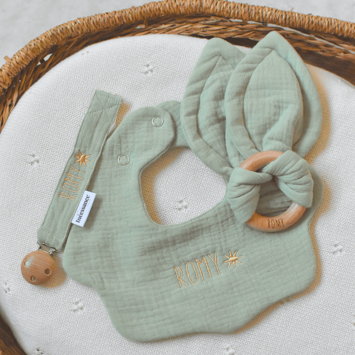 Anneau de dentition en bois avec oreilles en tissu du coffret Mini Essentiel
