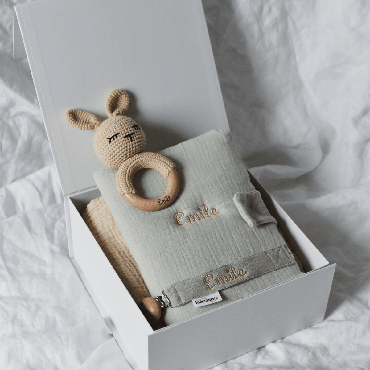 Coffret cadeau de naissance personnalisé, broderie et gravure du prénom