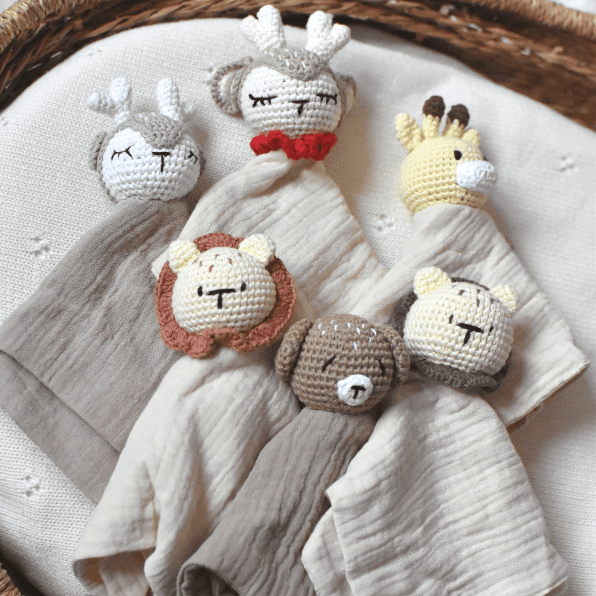 Doudou en gaze de coton avec animal en crochet
