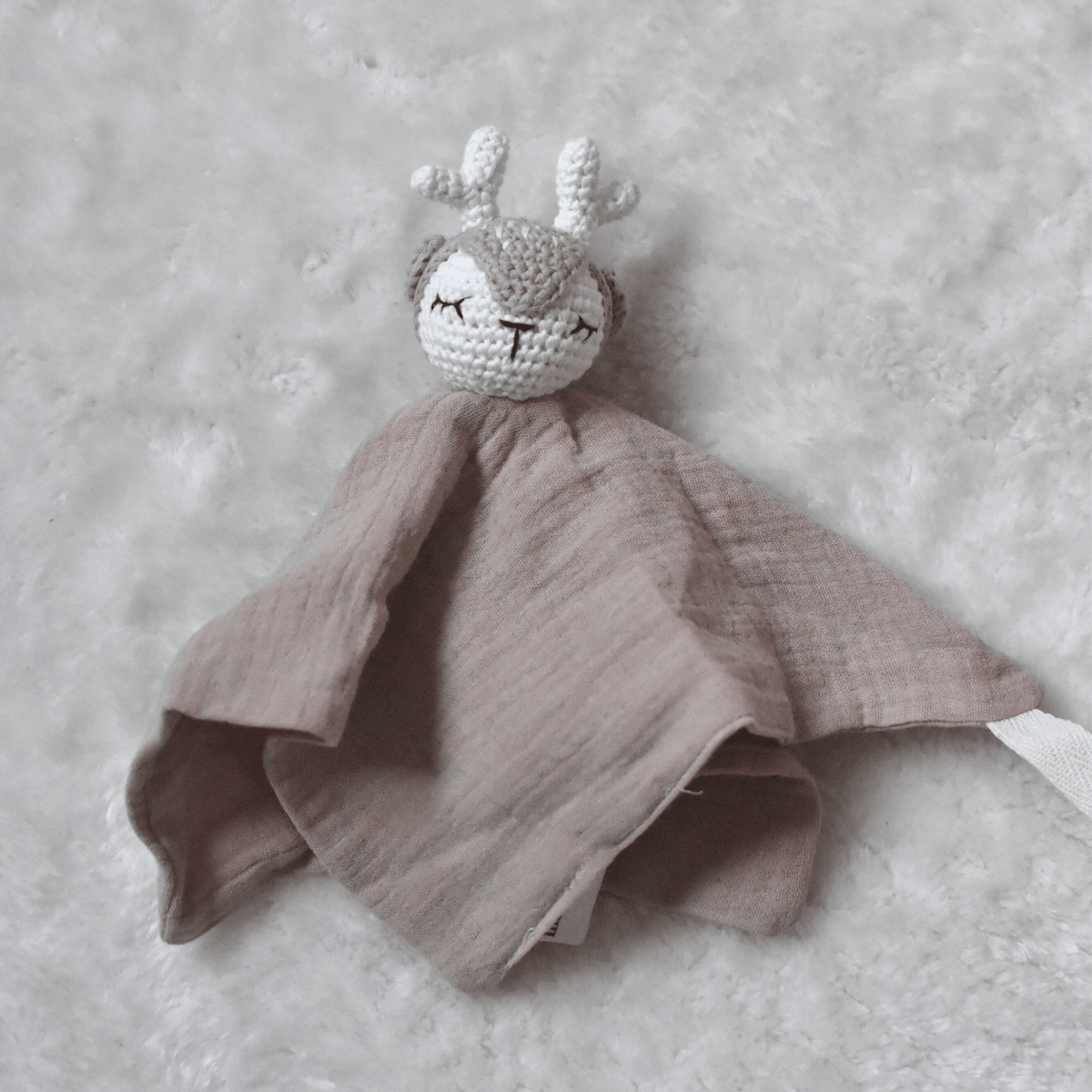 Doudou Complice en crochet personnalisé au prénom de bébé