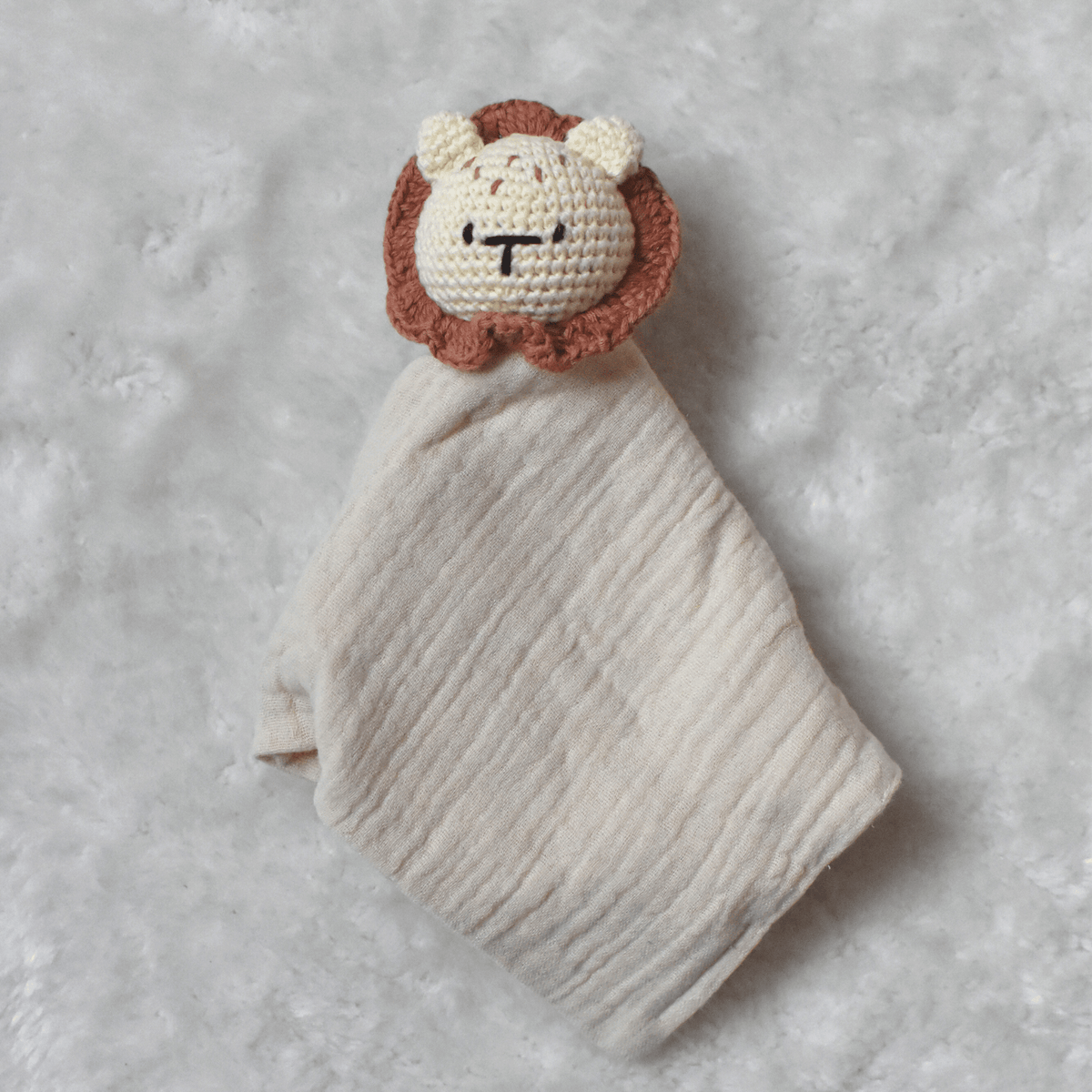 Doudou Complice lion roux en gaze de coton et crochet, brodé au prénom