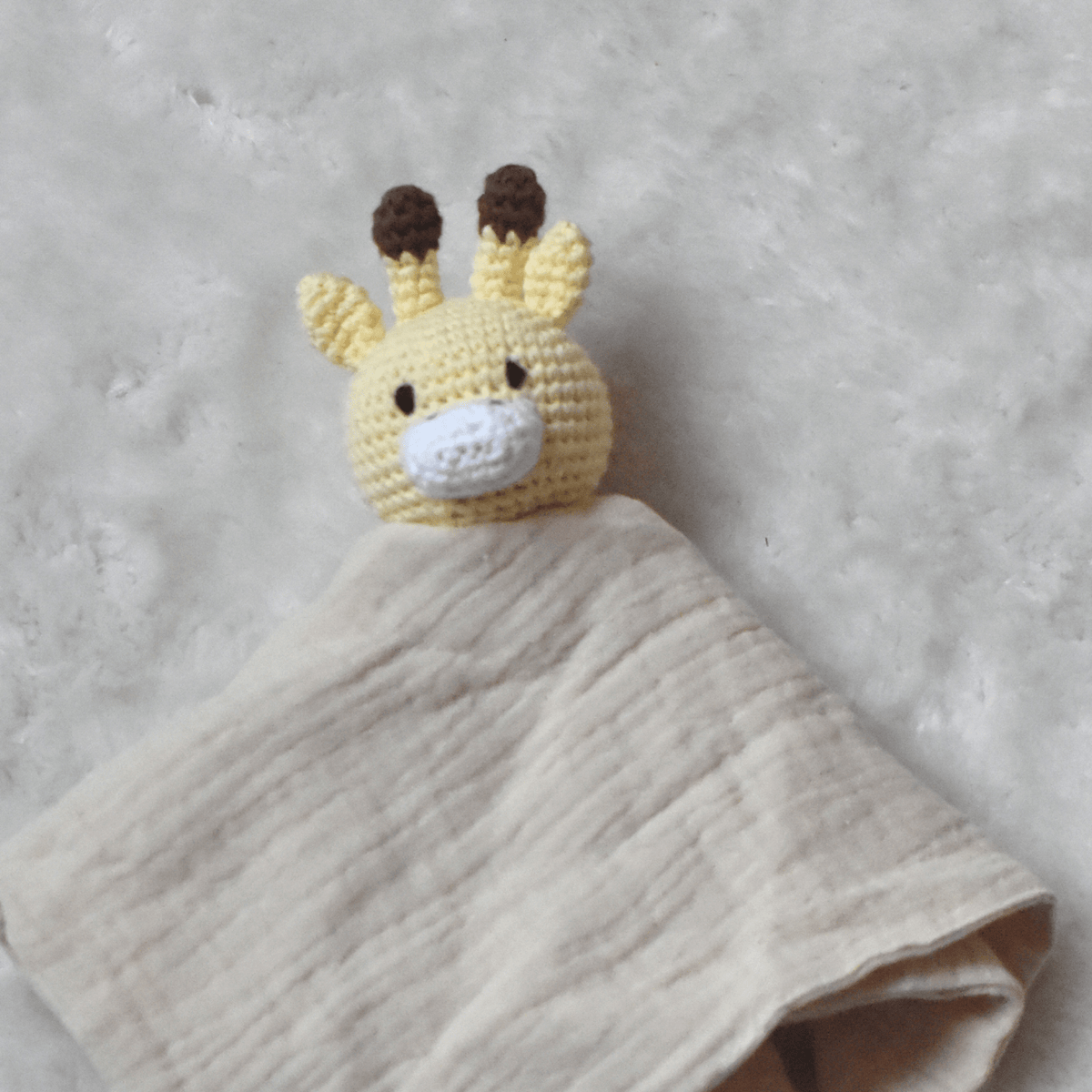 Doudou Complice girafe en gaze de coton et crochet, brodé au prénom