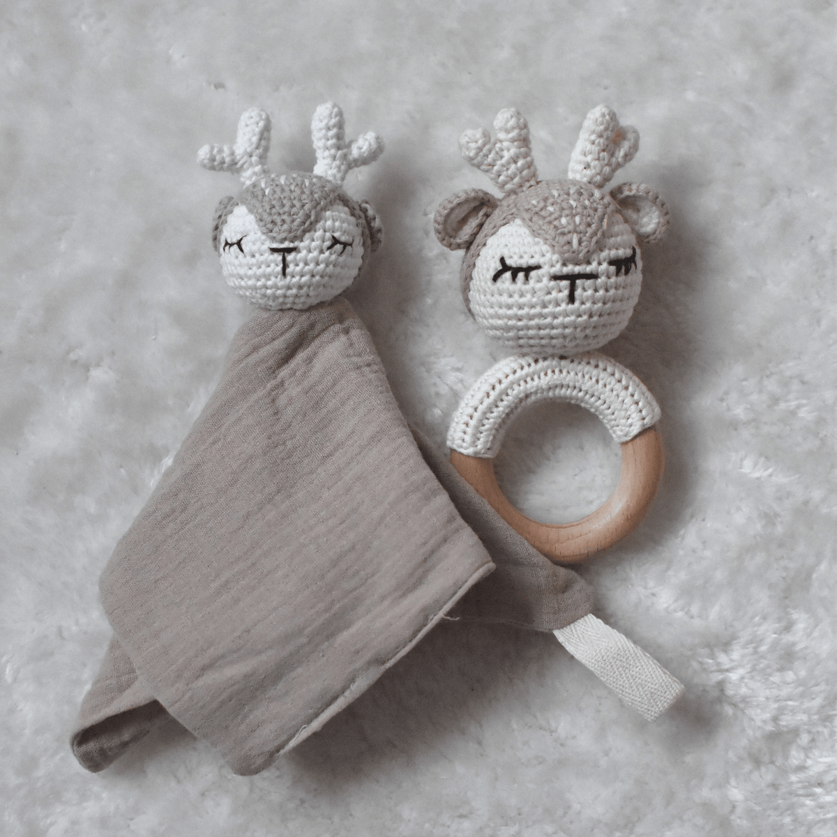 Doudou et hochet assortis Ineessance, modèles au choix