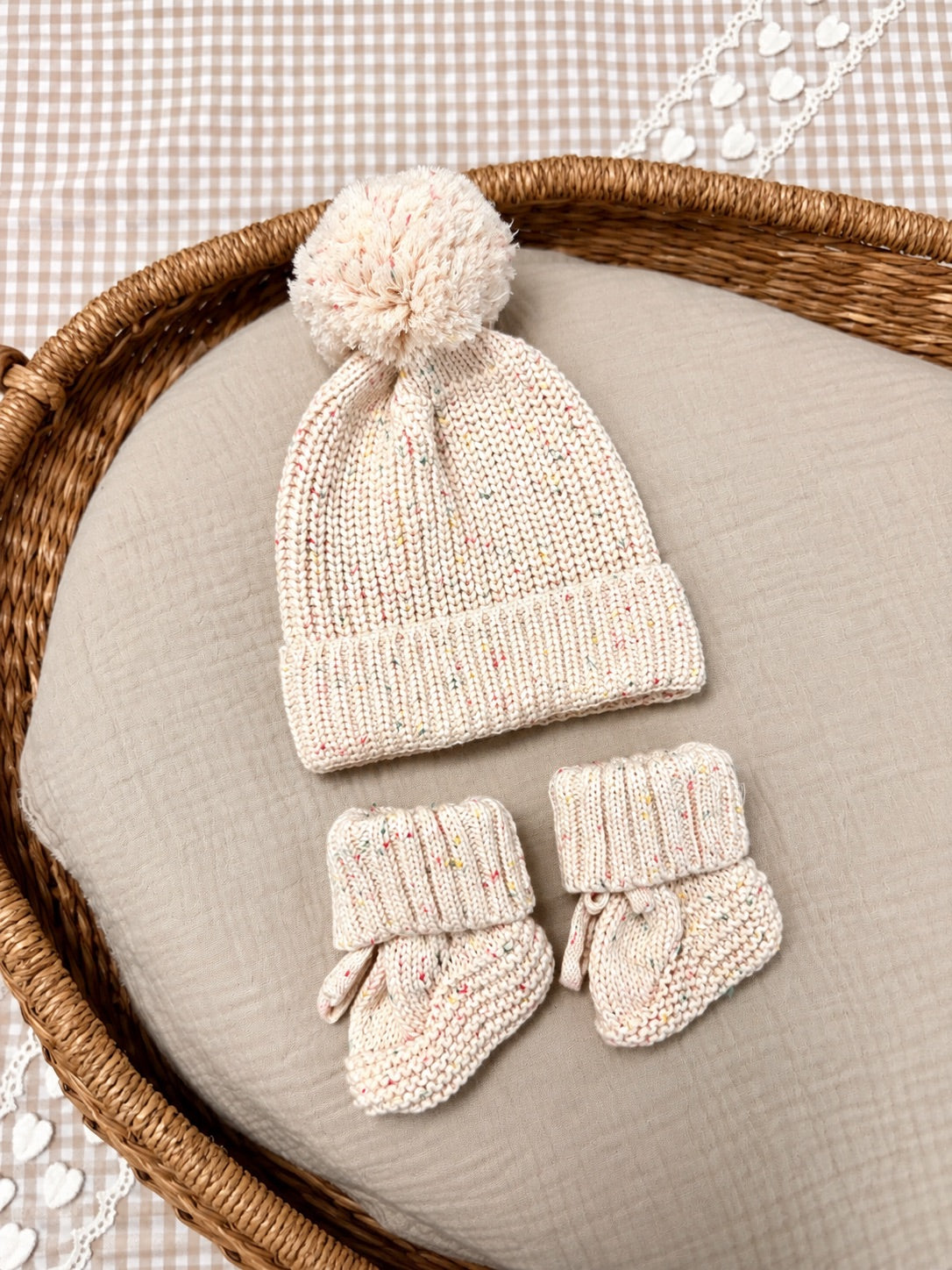 Bonnet et chaussons bébé en maille, coloris crème