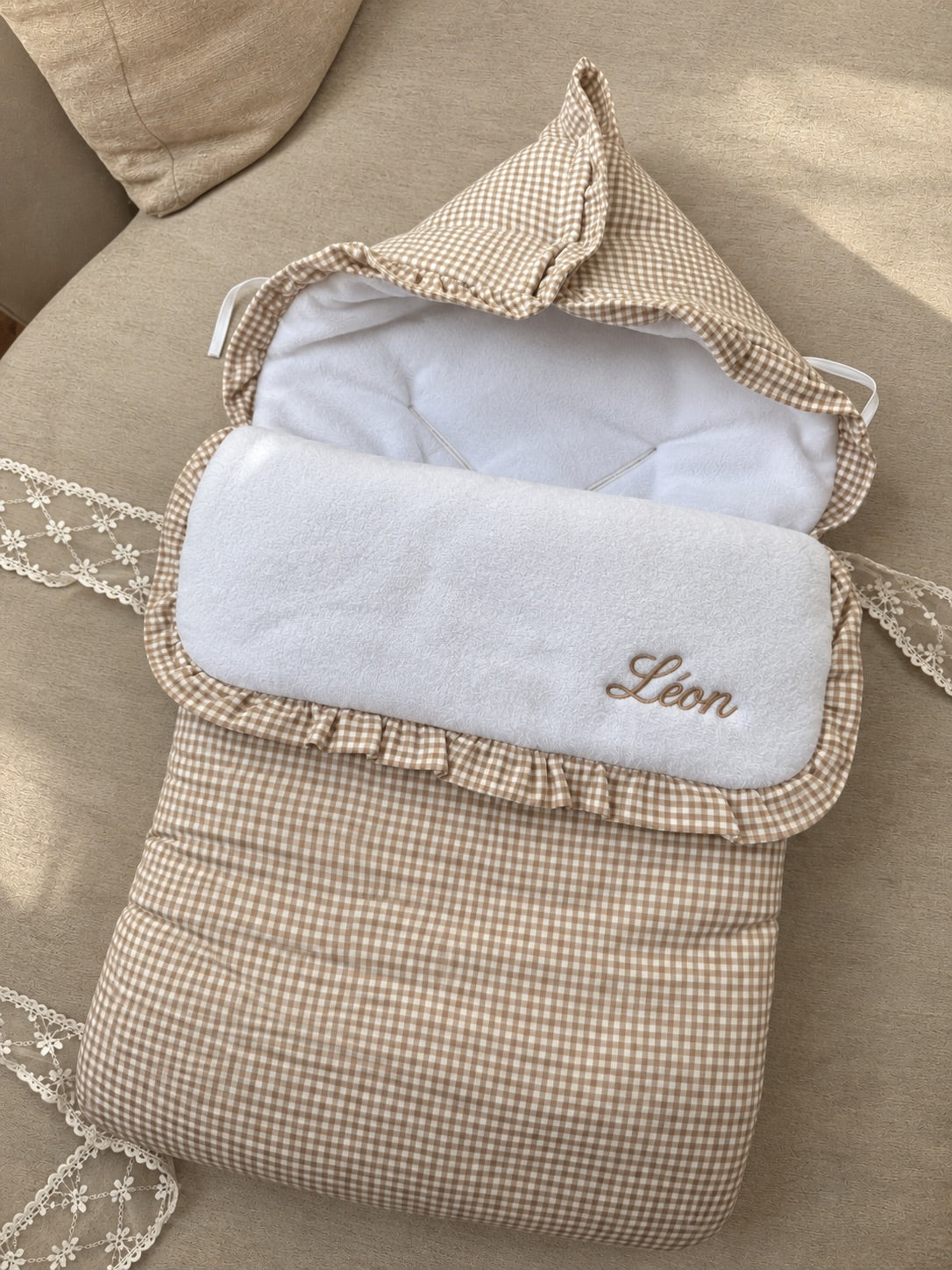 Nid d'ange bébé en vichy personnalisé, brodé au prénom