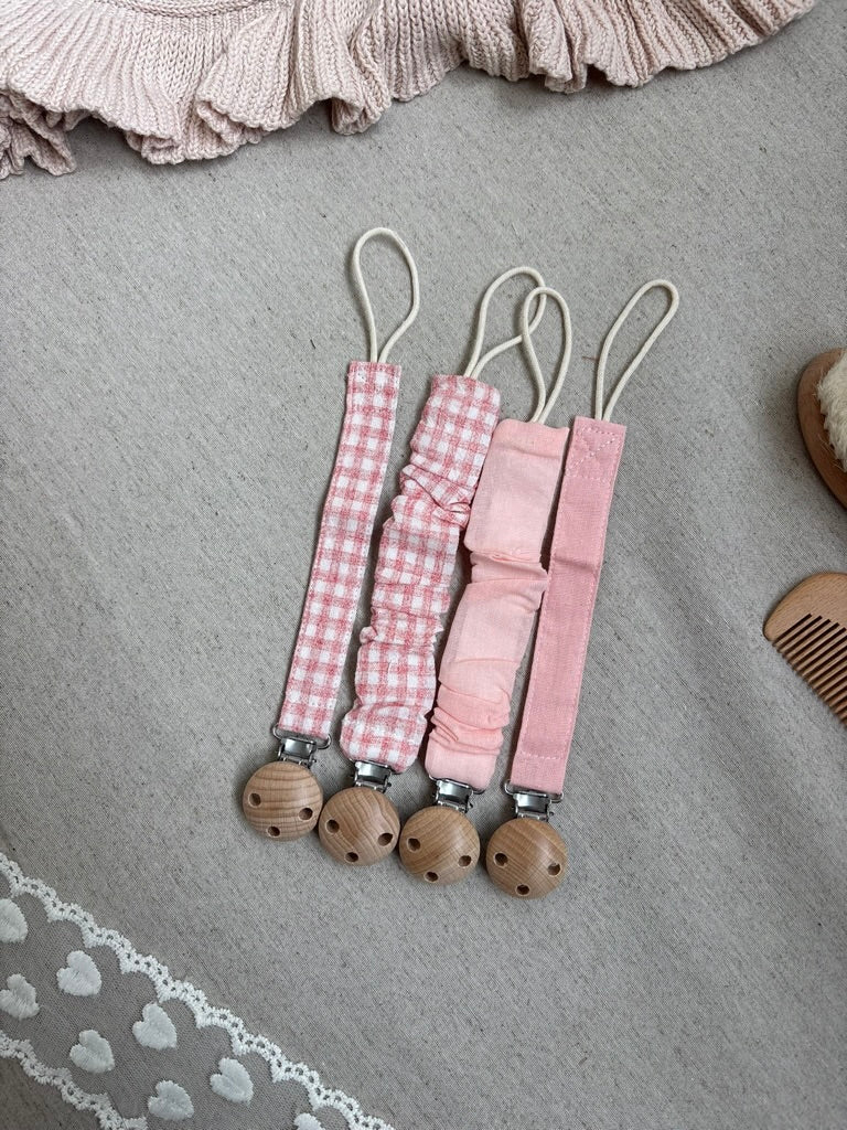 Lot de 2 attaches tétine, une brodée et une gravée au prénom