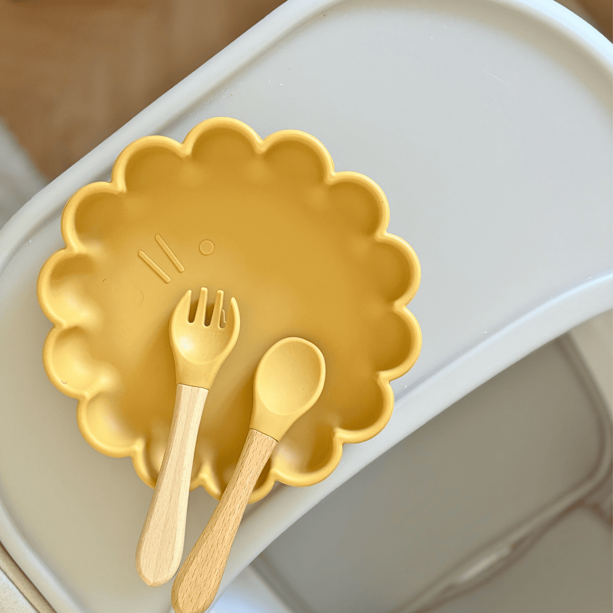 Coffret repas avec bavoir brodé au prénom de bébé