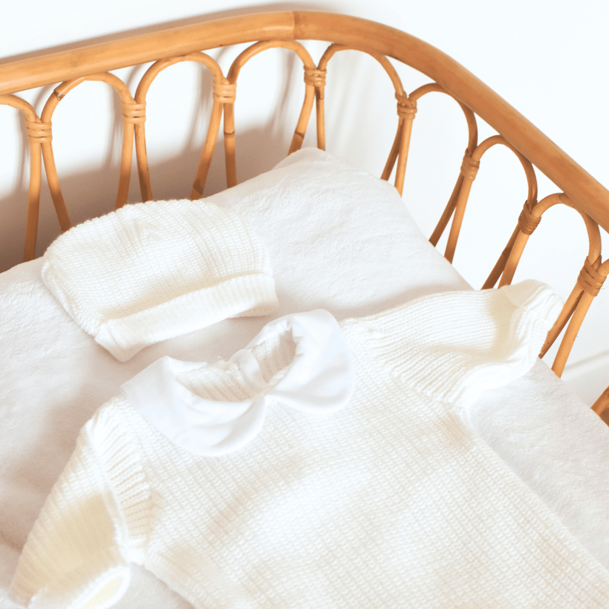 Bonnet et chaussons assortis de l'ensemble de naissance en tricot