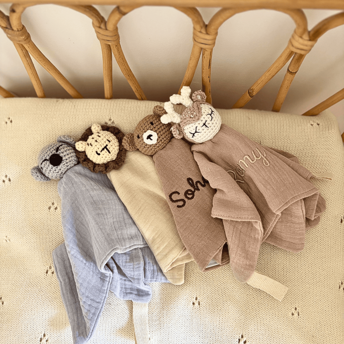 Doudou en gaze de coton brodé au prénom du nouveau-né