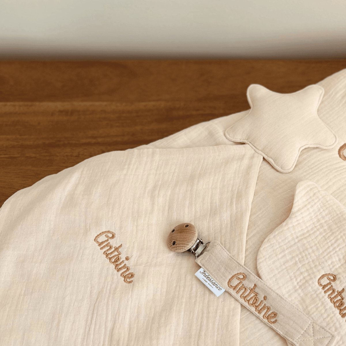Doudou lange étoile, cadeau de naissance rassurant