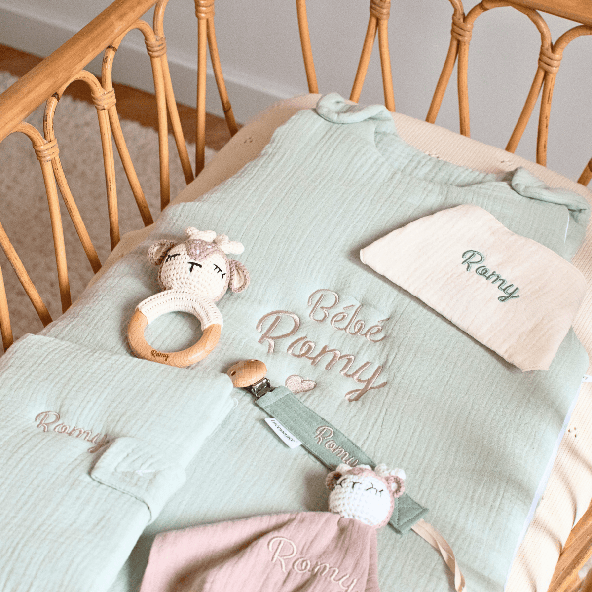 Ensemble de naissance : gigoteuse, attache-tétine, protège carnet, bavoir et doudou crochet