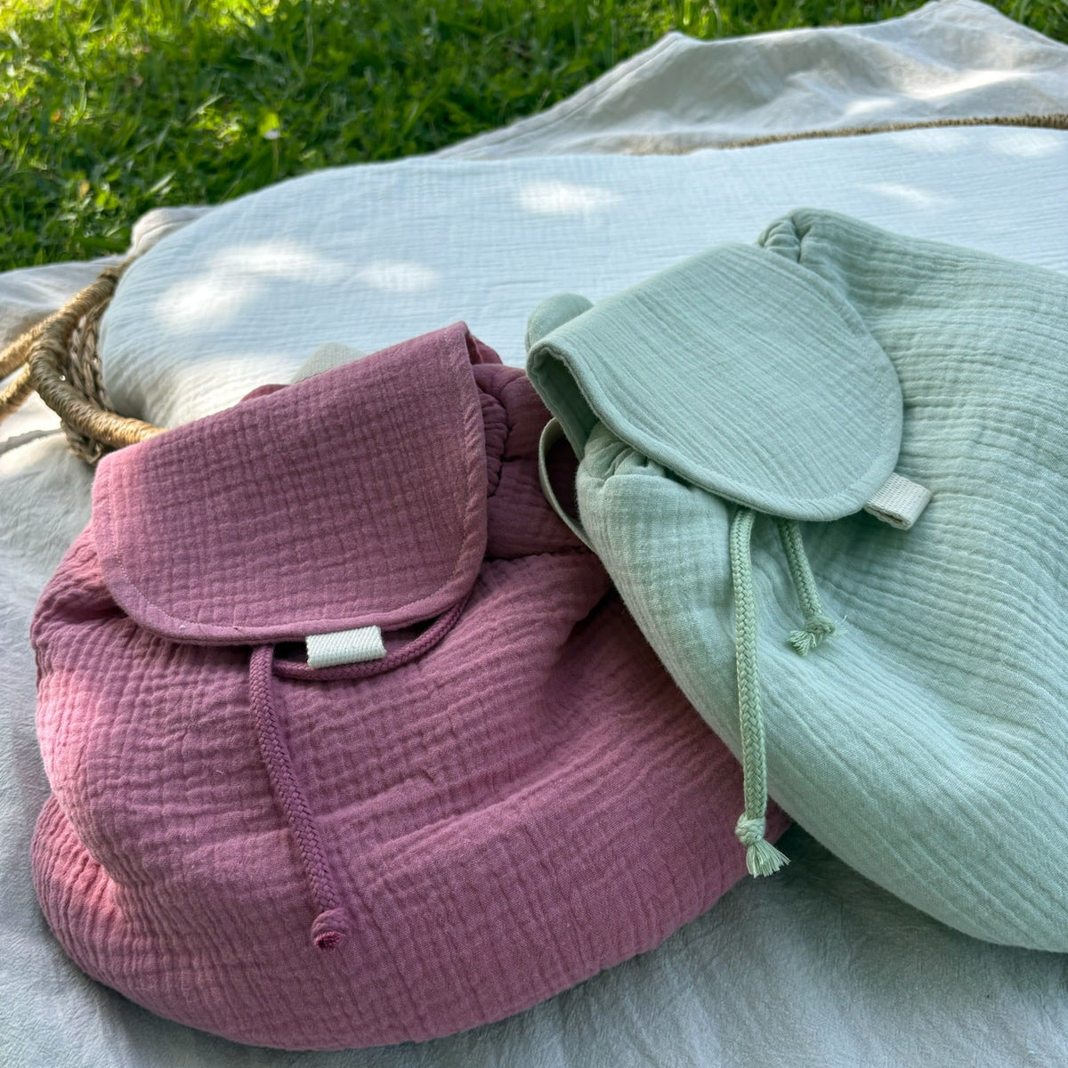 Détail des petites oreilles du sac à dos bébé