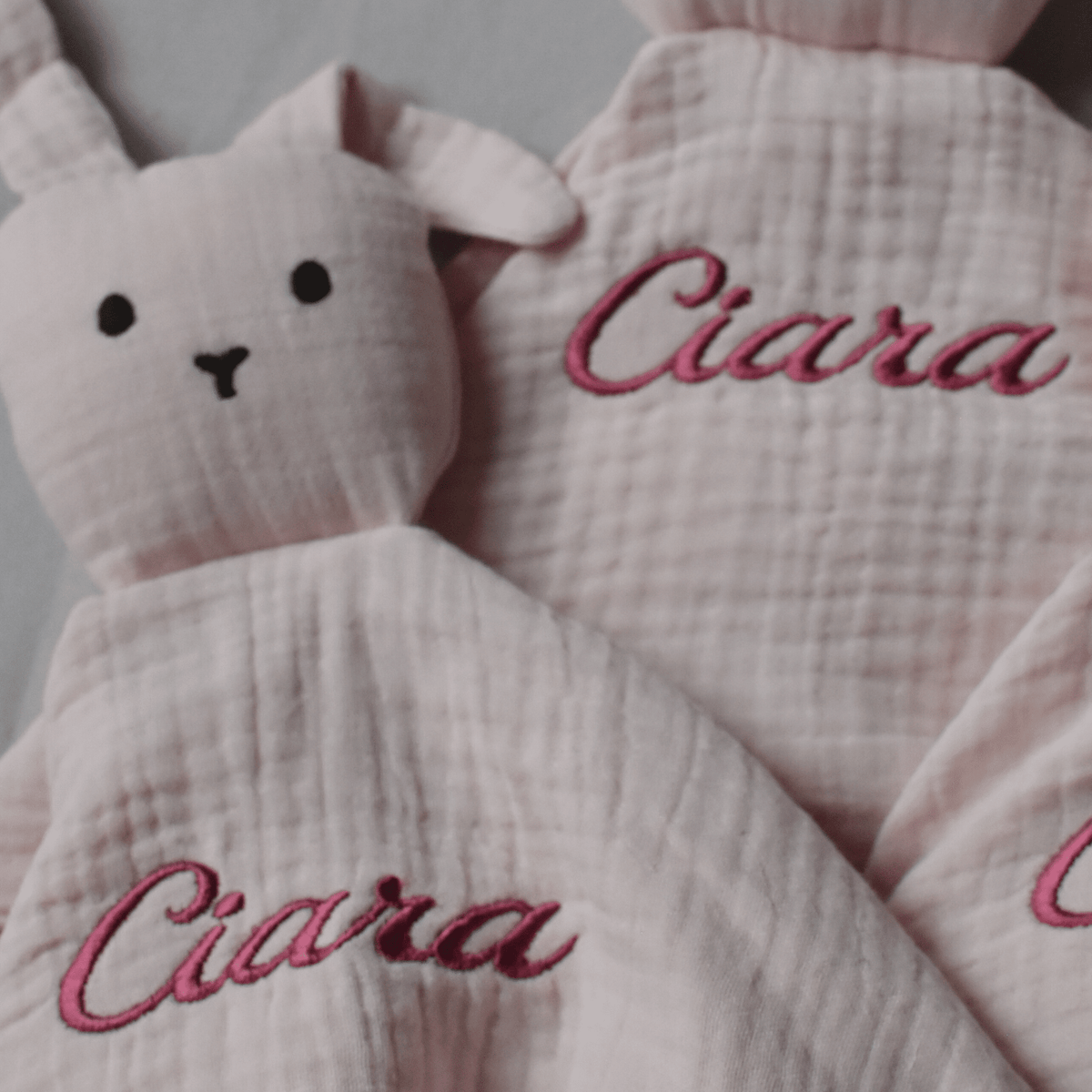 Doudou lapin rose personnalisé au prénom