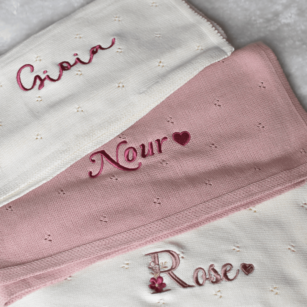 Couvertures tricotin beige, crème et rose brodées au prénom