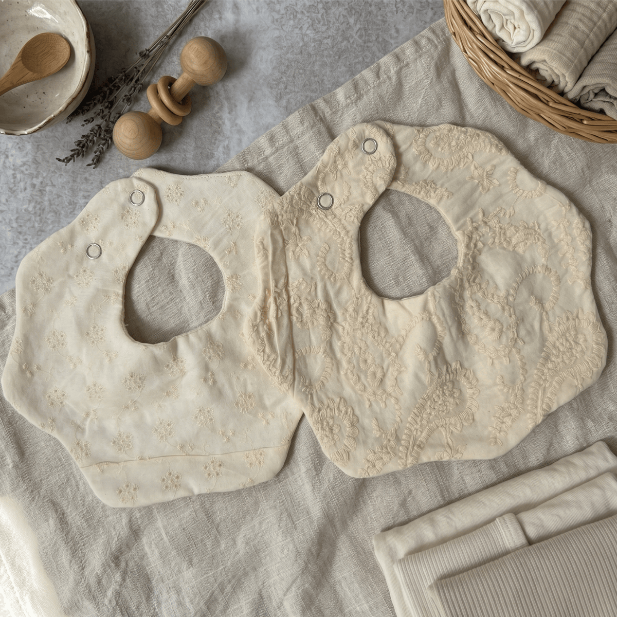 Lot de 2 bavoirs brodés, cadeau de naissance pratique