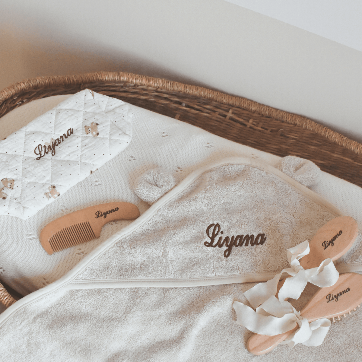 Peignoir à capuche à oreilles, brosses en bois et trousse de toilette du coffret bain bébé