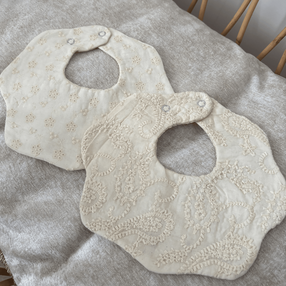Lot de 2 bavoirs bébé à fleurs brodés et personnalisables