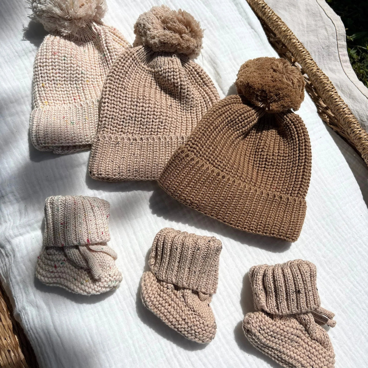Duo bonnet et chaussons bébé en coton assortis