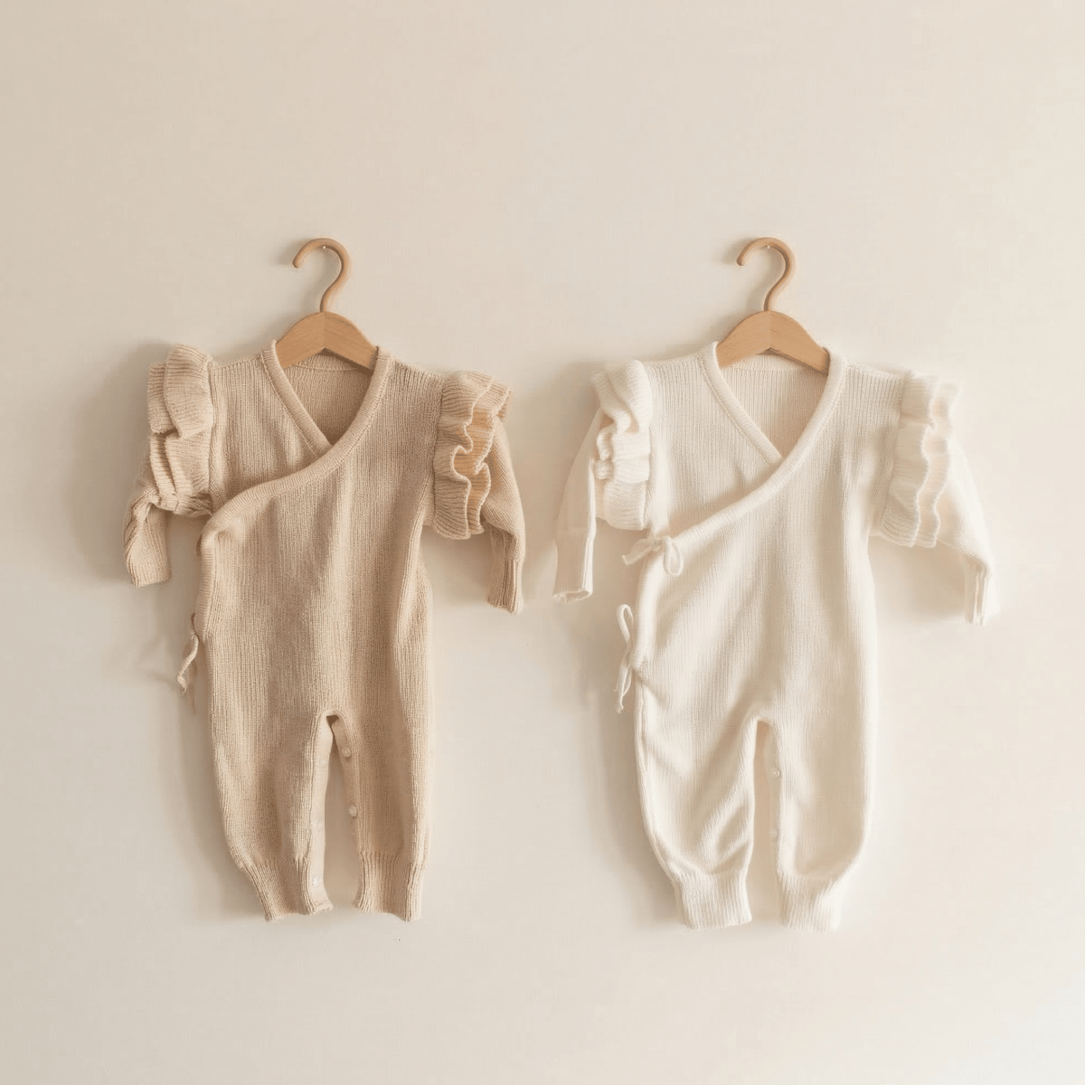 Détail de la broderie du prénom sur la combinaison de naissance