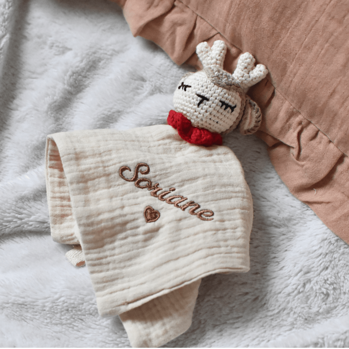 Doudou cerf crocheté main pour le premier Noël de bébé