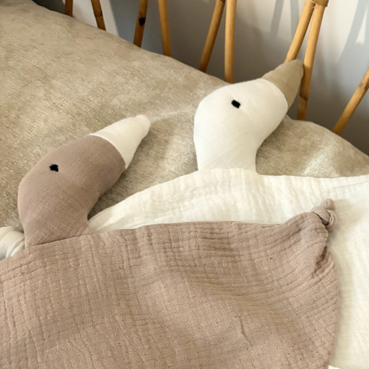 Doudou Oie en gaze de coton, premier compagnon de bébé