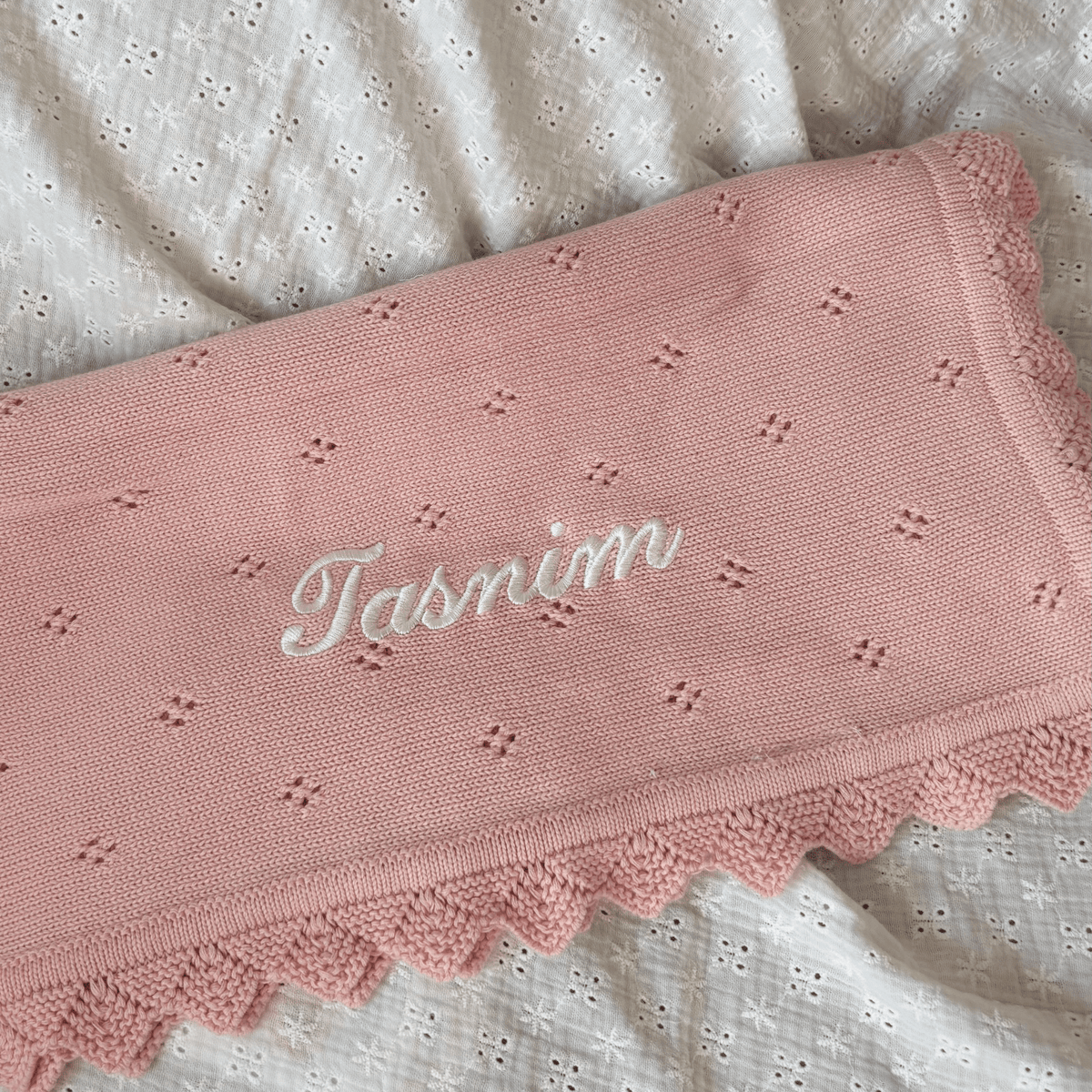 Couverture bébé en tricot personnalisée avec le prénom brodé