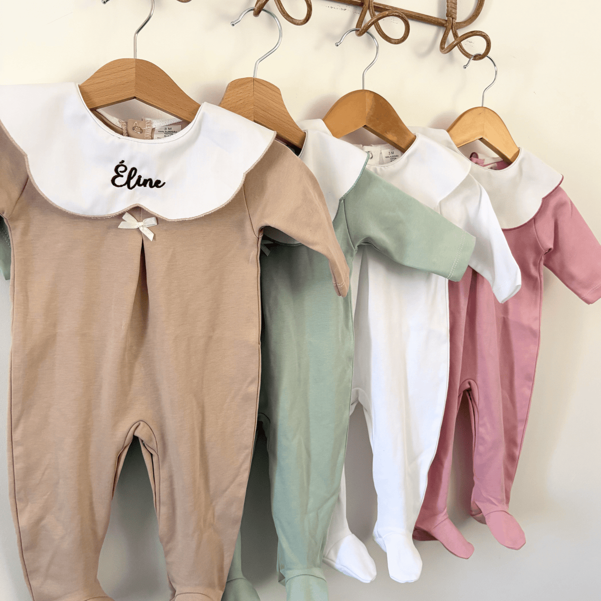 Détail du col Claudine du pyjama bébé