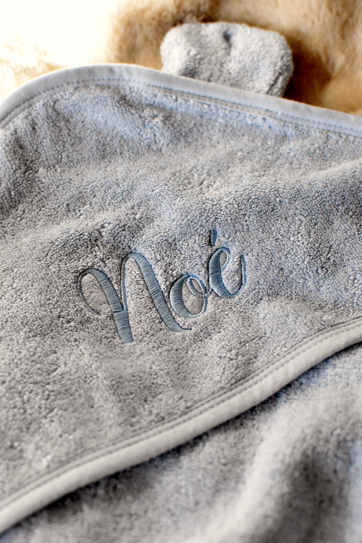 Cape de bain ourson bleue brodée au prénom Noé