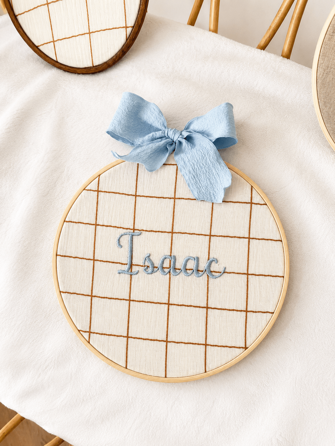 Détail de la broderie du prénom sur le cerceau de naissance
