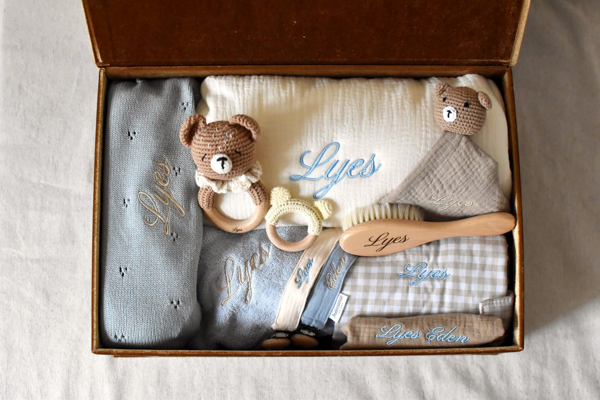 Coffret naissance Tout pour bébé ouvert, pièces brodées et gravées au prénom Lyes