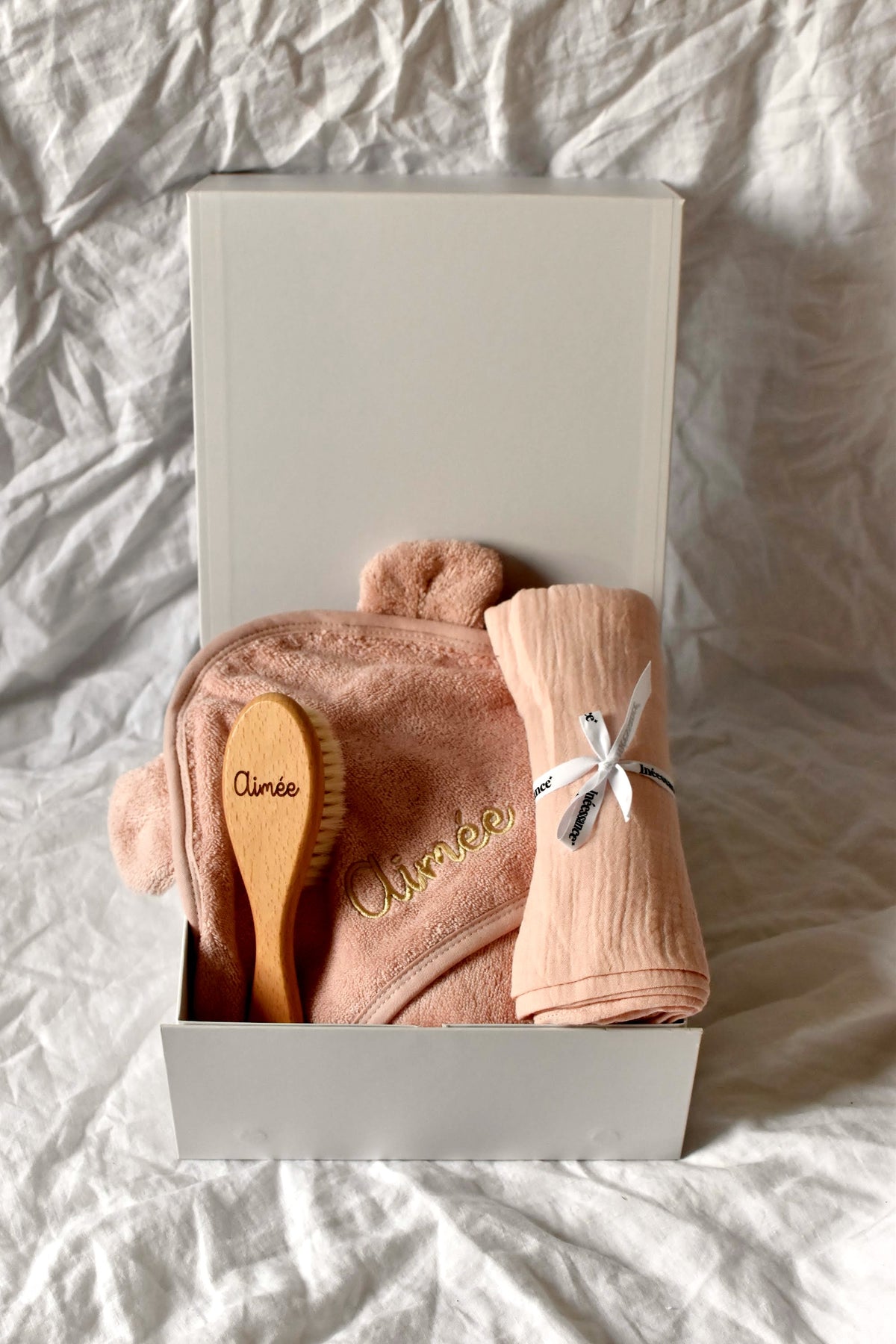 Coffret premier bain rose : cape ourson, brosse gravée et lange au prénom Aimée