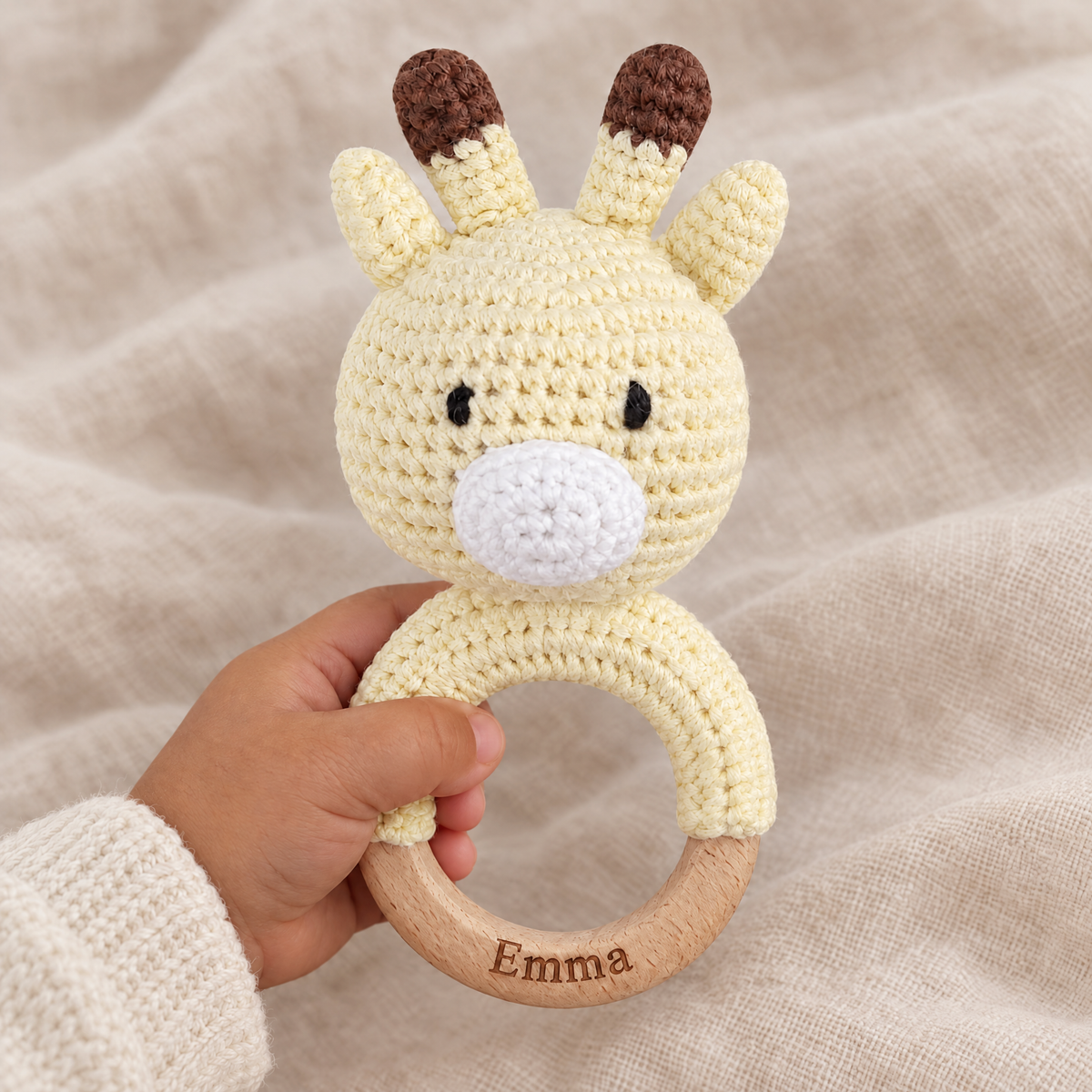 Hochet en crochet personnalisé girafe tenu par bébé, prénom gravé