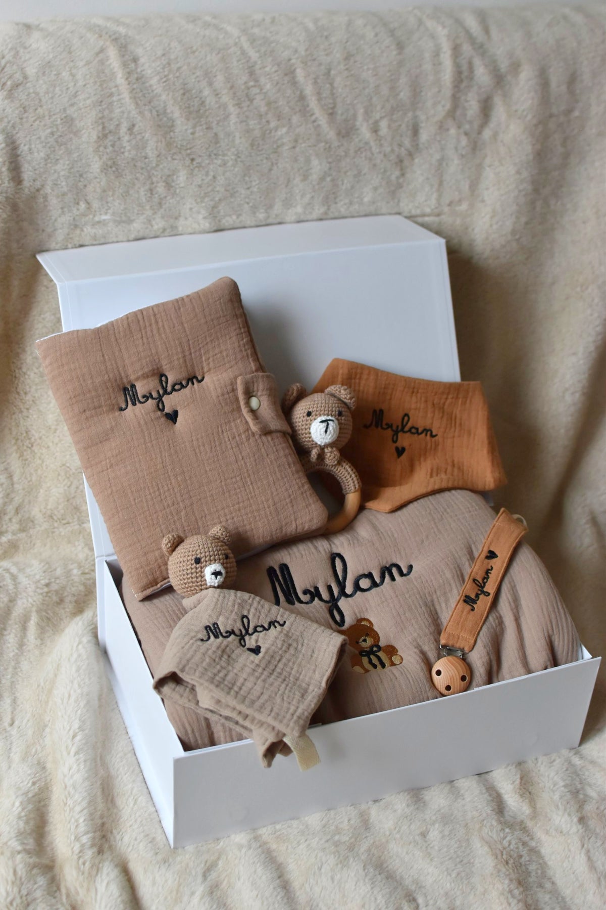 Coffret premium Mix and Match, pièces brodées et gravées au prénom de bébé