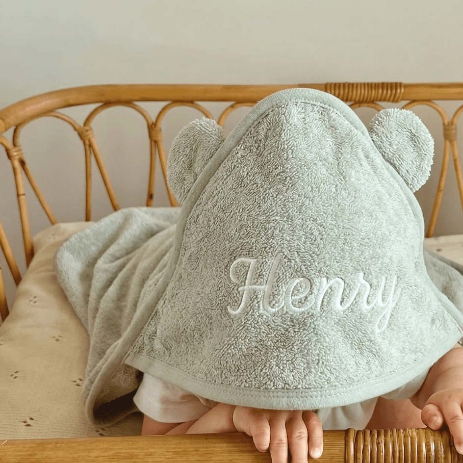 Cape de bain ourson XXL verte brodée au prénom Henry